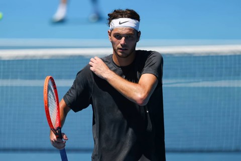MELBOURNE, AUSTRALIA, JANUARY 12: Taylor Fritz of USA feels the heat whilst practicing with Daniil