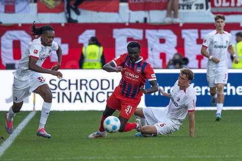 Football match, Sirlod CONTEH 1. FC Heidenheim centre can only be stopped with a foul by Patrick