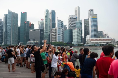 04.08.2018, Singapore, Republic of Singapore, Asia, Visitors watch a flight manoeuvre by the local