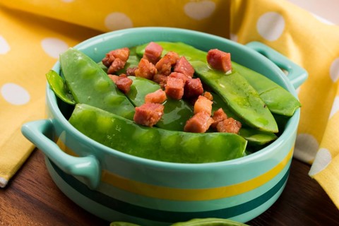 Fresh green peas with bacon