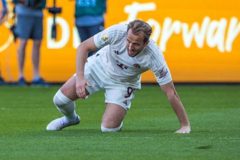 Football match, Harry KANE Bayern Munich rise up with difficulty after a missed opportunity,