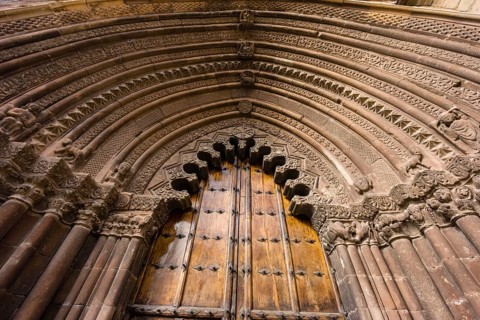 Portada ojival y arquería polilobulada, iglesia de San Román, edificada hacia 1200, Cirauqui,
