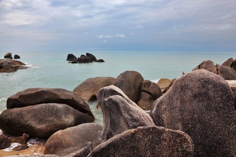 Picturesque rocks on the shore of the Gulf of Thailand. Lamai Beach, Samui Island