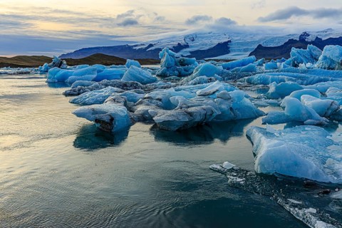 Jökulsarlon glacier lagoon, icebergs with glacier, Vatnajökull National Park, Hornafjörður, South