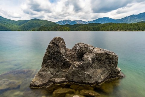 Fantastic round hike around the beautiful Eibsee at the Tiroler Zugspitze Arena