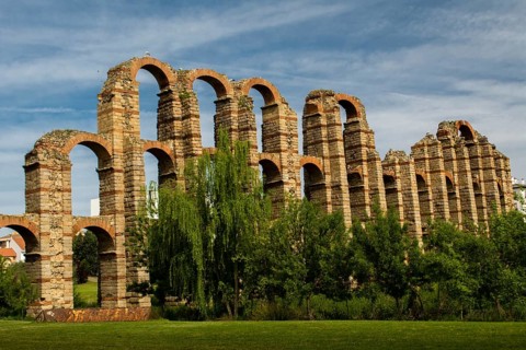 The Acueducto de los Milagros English: Miraculous Aqueduct is the ruins of a Roman aqueduct bridge,