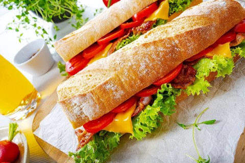 Crispy baguette with bacon, tomatoes and cheese