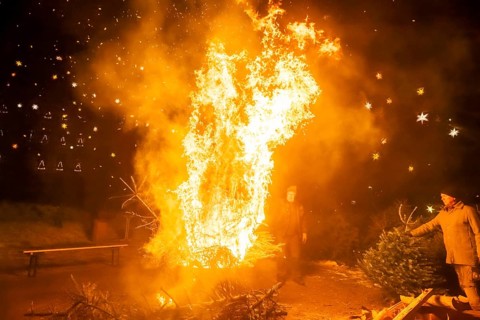 Christmas tree burning on the Kleinnauendorf fairground. The local history association G-Haus