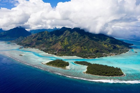 Lagoons in the north-west of Moorea, Moorea, French Polynesia, Oceania