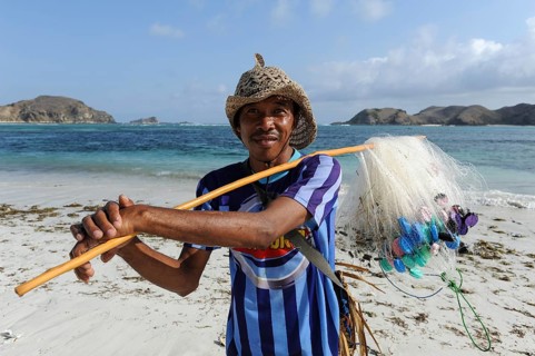 09.09.2011, Lombok, West Nusa Tenggara, Indonesia, Asia, A local fisherman on the beach of Tanjung