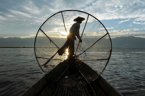 05.03.2014, Nyaung Shwe, Shan State, Myanmar, Asia, A single-leg rower paddles along the northern