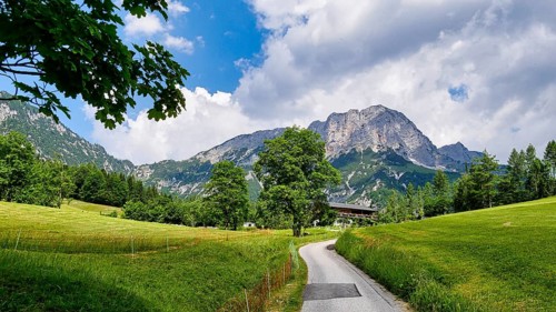 On the Gerner Höhenweg with a view of the Untersberg