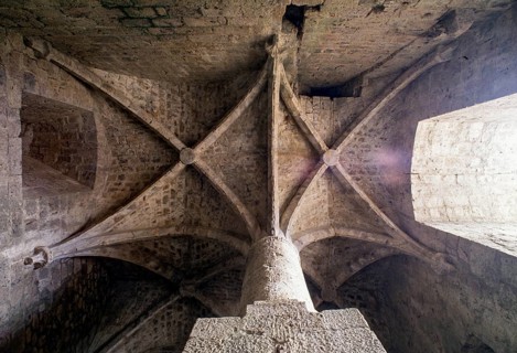 Queribus, Cathar castle Castèl de Querbús, vault in the pillared hall