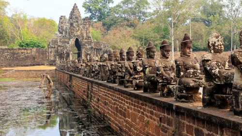 Balustrade with stone gods and demons on the bridge to the southern Tor tor of Angkor Thom