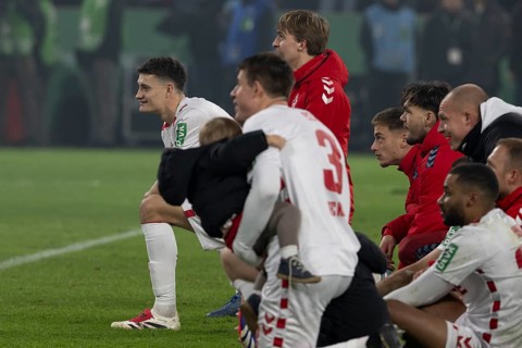 BEAUTIFUL SPORTS/ (DFL/DFB REGULATIONS PROHIBIT ANY USE OF PHOTOGRAPHS AS IMAGE SEQUENCES AND/OR
