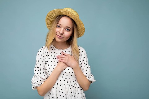 Foto von jung positiv glücklich schöne blonde Frau mit aufrichtigen Emotionen tragen Sommerkleid