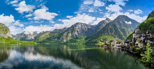 A view of the lake of Hallstatt in Austria with its mountains and blue sky