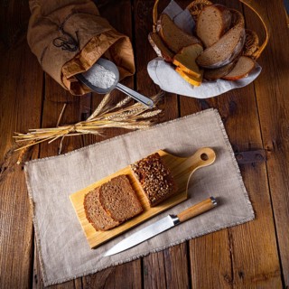 Moist wholemeal bread, crushed or ground wholemeal