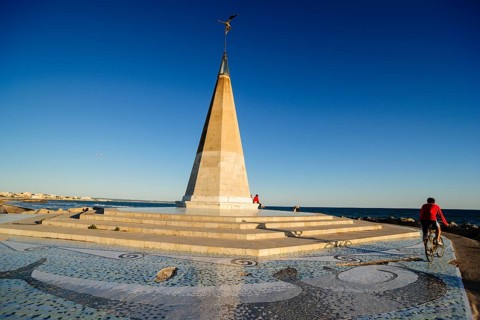 Cyclist next to the monument, Paseo del Molinar, Palma, mallorca, balearic islands, spain