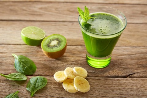 Detox green juice cleansing recipe with also kiwi lemon cucumber spinach