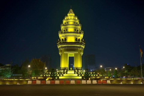 Independence monument in phnom penh cambodia at night