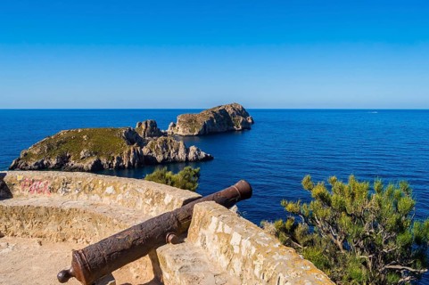 Old cannon cannon overhang the marine reserve of the Malgrats Islands northwest of the island of