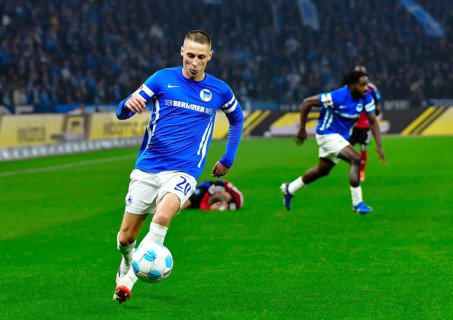 Pal Dardai (Hertha BSC #20) on the ball. (DFLDFB REGULATES PROHIBIT ANY USE OF PHOTOGRAPHS AS IMAGE