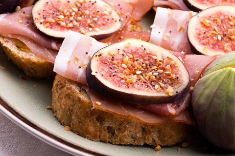 Sandwich with prosciutto, fig and olive oil