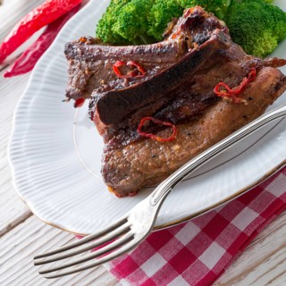 Grilled ones rib with broccoli