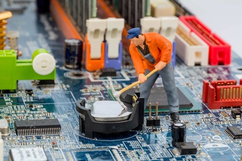 Computer board and worker, symbol photo for computer, malfunction, maintenance, data security