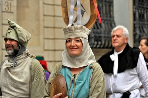 850 years of Gmünd, Schwäbisch Gmünd, Baden-Württemberg, woman and man wearing medieval headgear at