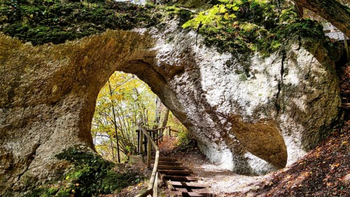 Inzigkofer Grotten on the Donaufelsenläufe hiking trail (Kloster-Felsenweg) near Sigmaringen