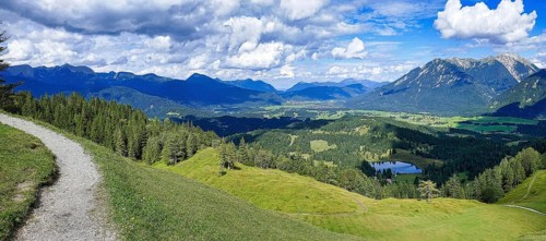 Hiking trail up the Hoher Kranzberg with a view of the Karwendel mountains and Schöttelkarspitze