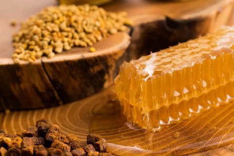 Honeycomb, pollen and propolis