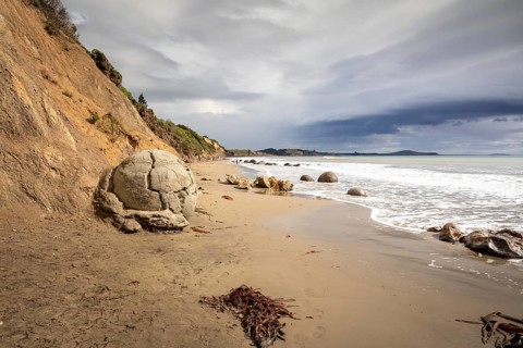 An image of the boulders at the beach of Moeraki New Zealand