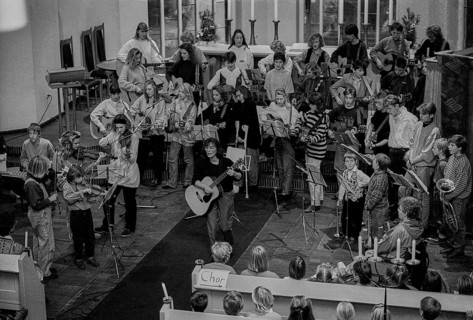 Germany, Berlin, 03.12.1991, Christmas market at the Stefanusstift in Spandau, music in the church,