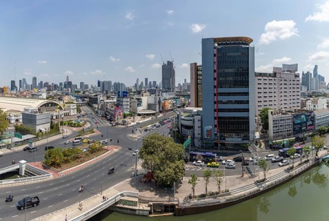 A picture of the Hua Lamphong area of downtown Bangkok