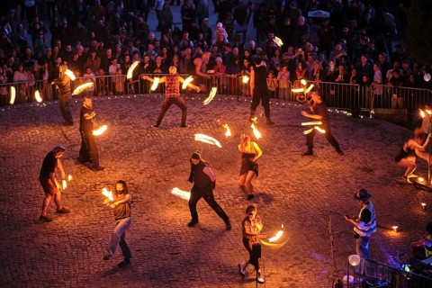Germany, Berlin, 30.04.2025, Peaceful Walpurgis in Mauerpark, amphitheatre, fire artists, fire