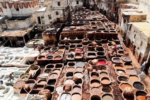 Workers, Chouwara tanners' and dyers' quarter in Fes El Bali, Medina, UNESCO World Heritage Site,