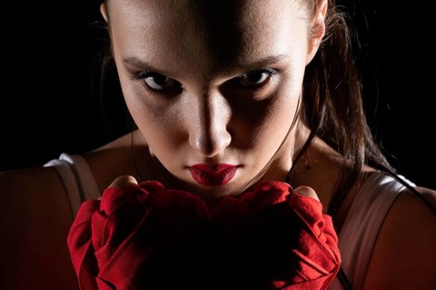 The head is hidden behind the strong guard of a professional sportswoman. A strong and athletic