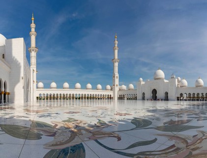 A picture of the Sahan Courtyard of the Sheikh Zayed Grand Mosque