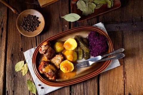 Rustic snirtje roast with red cabbage and cucumber