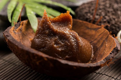 Homemade body peeling with sugar, olive oil and face mask