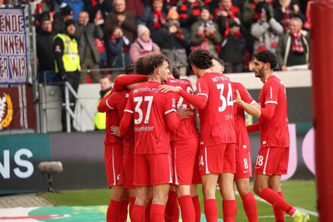The Freiburg players in a celebratory mood, cheer the 2:0 by Christian Günter (SC Freiburg) during