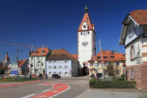 Railway crossing at the Kinzigtorturm in front of the old town Gengenbach, Ortenaukreis,