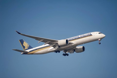 26.07.2023, Singapore, Republic of Singapore, Asia, A Singapore Airlines Airbus A350-900 passenger
