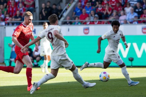Football match, Harry KANE Bayern Munich centre passes the ball to Serge GNABRY Bayern Munich