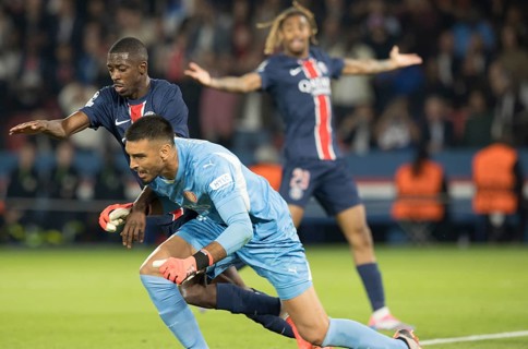 Football match, Ousmane DEMBELE Paris Saint Germain and goalkeeper Paulo GAZZANIGA Girona FC in a