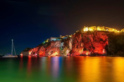 Alte Stadt auf einem Felsen in Agropoli am Abend