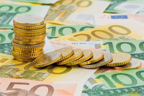 Single stack of coins, lying coins, symbolic photo for capital investment, risk and profit collapse